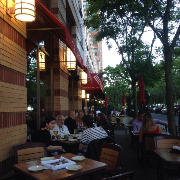 รูปภาพถ่ายที่ Trinity Restaurant Bar &amp; Lounge โดย Michael K. เมื่อ 6/5/2014