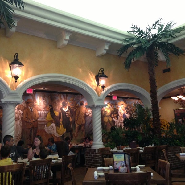 Foto tirada no(a) Abuelo&#39;s Mexican Restaurant por NYC Brunch Babes em 6/15/2013