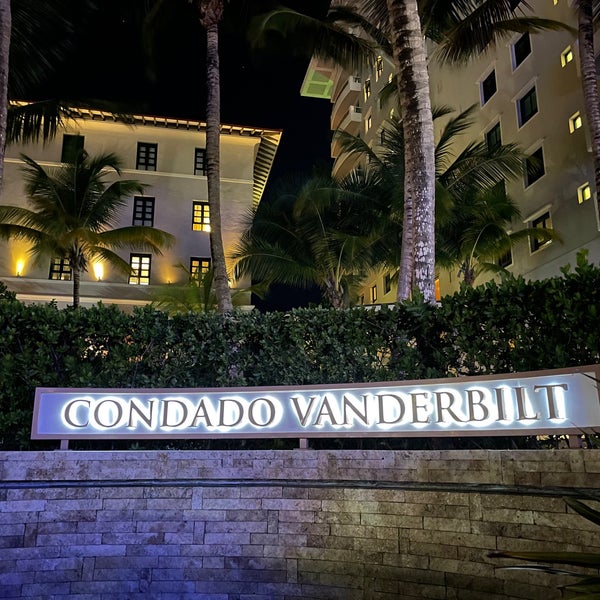 Foto diambil di Condado Vanderbilt Hotel oleh John V. pada 3/11/2022