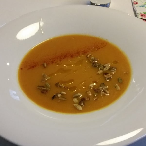 Тыквенный суп и салат с телятиной-гриль ))