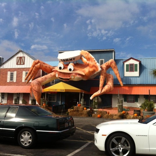 Photo taken at Giant Crab Seafood Restaurant by Jen Y. on 11/20/2012