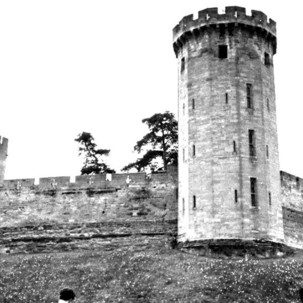 รูปภาพถ่ายที่ The Warwick Castle โดย Mindy V. เมื่อ 4/21/2013