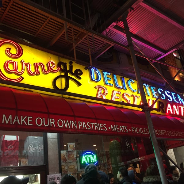 Foto tirada no(a) Carnegie Deli por Lara Z. em 12/31/2016