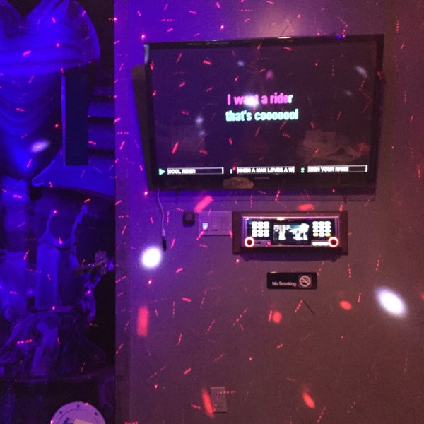 1/6/2015 tarihinde Lara Z.ziyaretçi tarafından 5 Bar Karaoke &amp; Lounge'de çekilen fotoğraf
