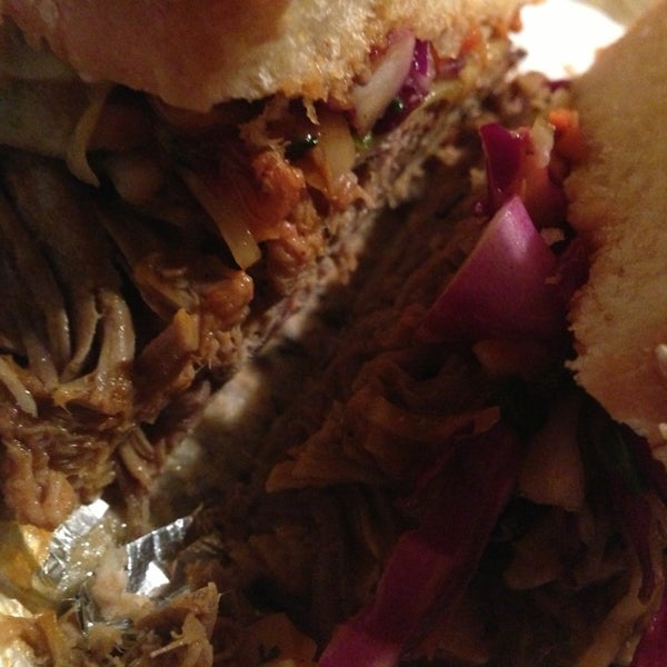 รูปภาพถ่ายที่ HBH Gourmet Sandwiches &amp; Smoked Meats โดย Lara Z. เมื่อ 4/4/2013