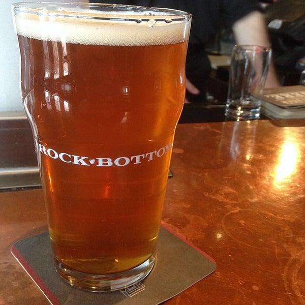 Foto diambil di Rock Bottom Brewery oleh Chet C. pada 3/28/2014