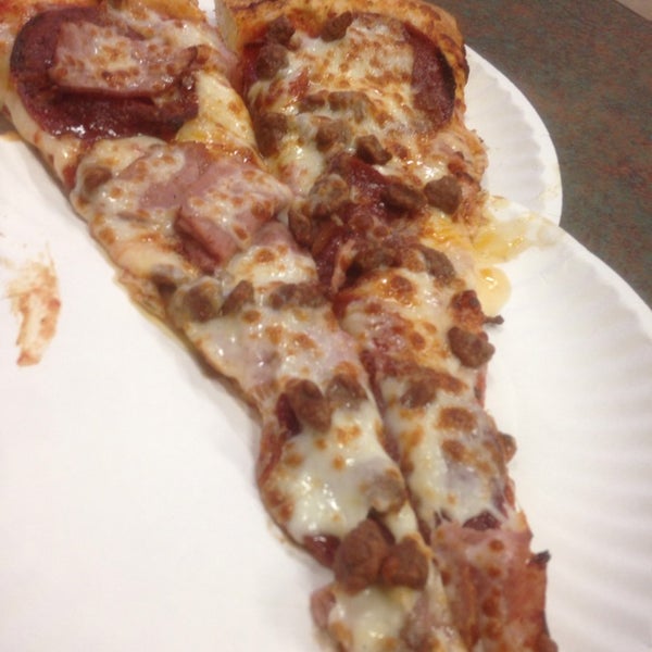 Снимок сделан в Pizza Zone &#39;N&#39; Grill пользователем Adam M. 7/11/2014