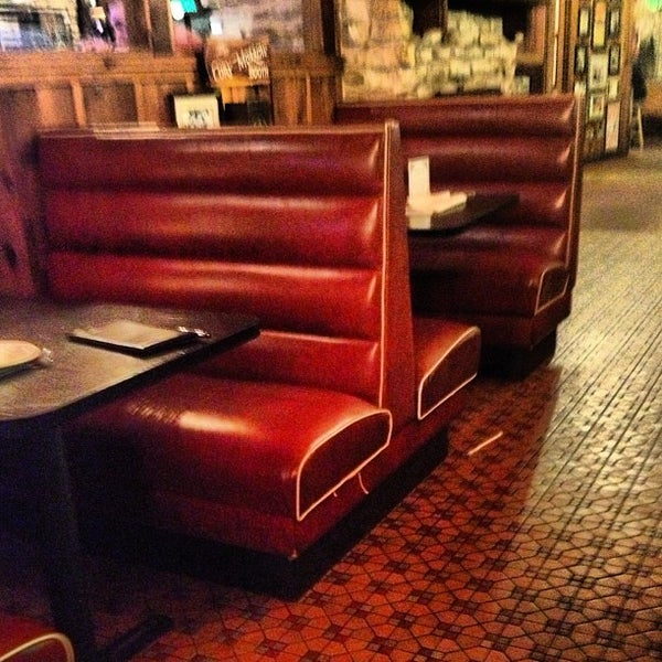Foto tomada en Hill&#39;s Cafe  por Greg N. el 11/3/2012