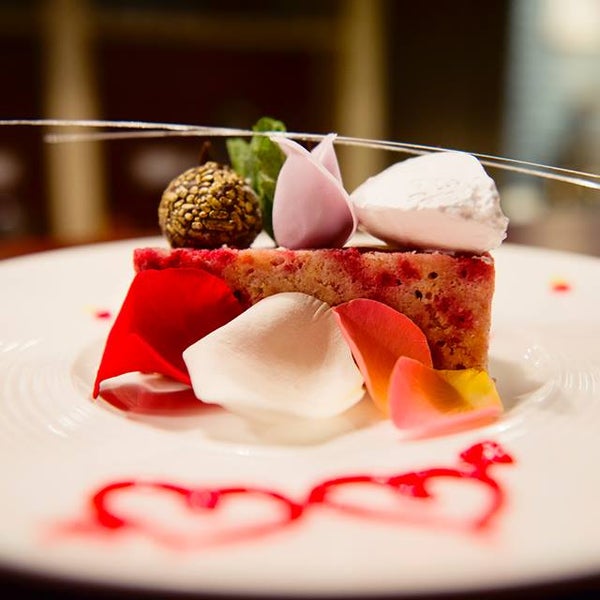 Представляем ещё один праздничный десерт от Юрия Левина: Смородиновый бисквит с ликёром, мусс из белого шоколада, мороженое, трюфель. В общем, это - любовь. Бронируйте столики по номеру: 044 361 6601