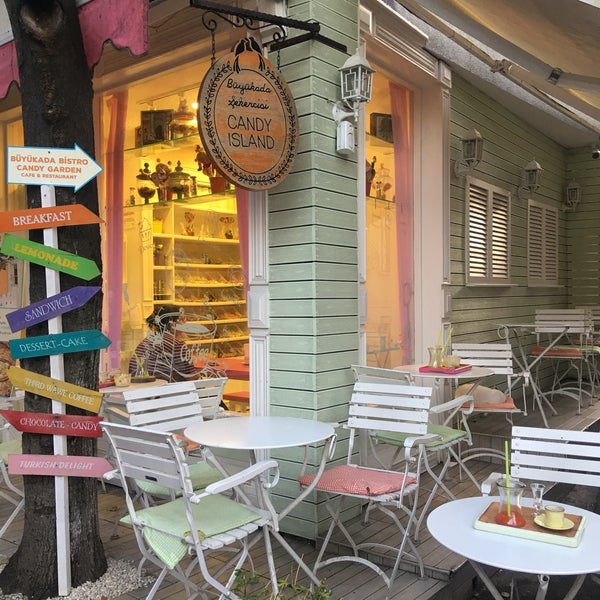 Photo prise au Büyükada Şekercisi Candy Island Cafe Patisserie par sinyorita le8/31/2019