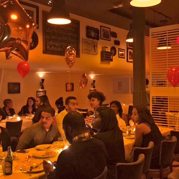 Foto tomada en COLORS Restaurant  por Rosanne M. el 11/11/2014