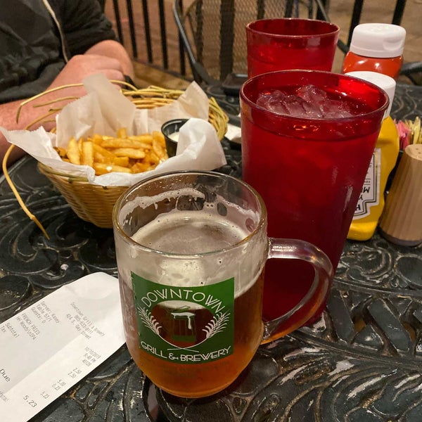 Das Foto wurde bei Downtown Grill &amp; Brewery von Ratchet am 10/11/2019 aufgenommen