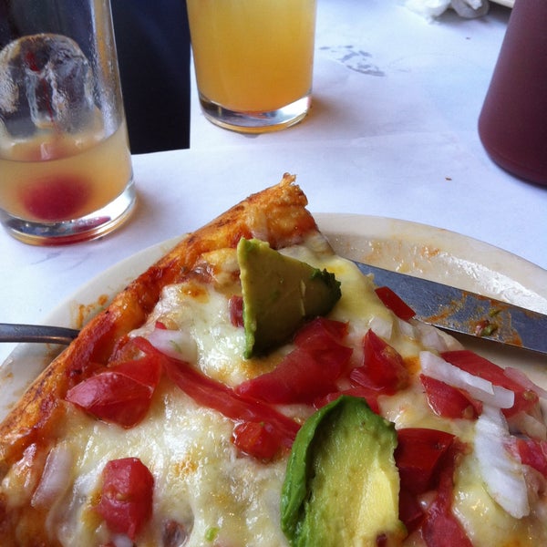 Foto tirada no(a) Mama&#39;s Pizza por Rood A. em 4/26/2013