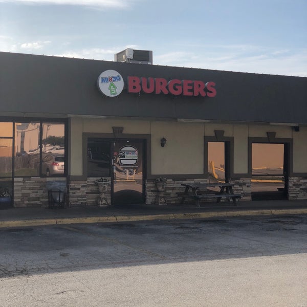 Foto tirada no(a) Mixed Up Burgers por Larry J M. em 5/21/2018