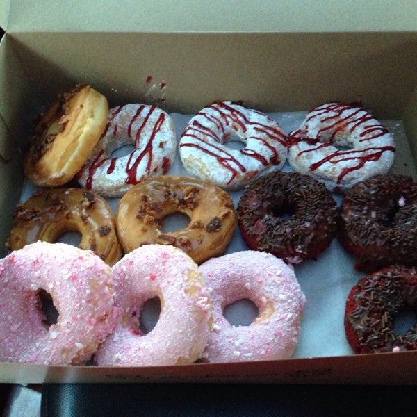 Photo prise au Glazed Doughnuts &amp; Cafe par Larry J M. le8/16/2014