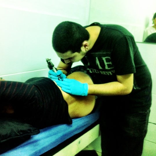 Foto diambil di Body Art Tattoo oleh Juan R. pada 11/22/2012