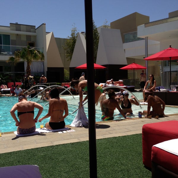 Photo prise au Palms Pool &amp; Dayclub par Tyreece K. le4/27/2013