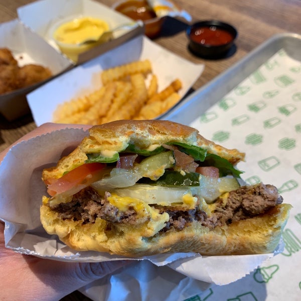 Photo taken at Shake Shack by Linlin F. on 5/13/2019