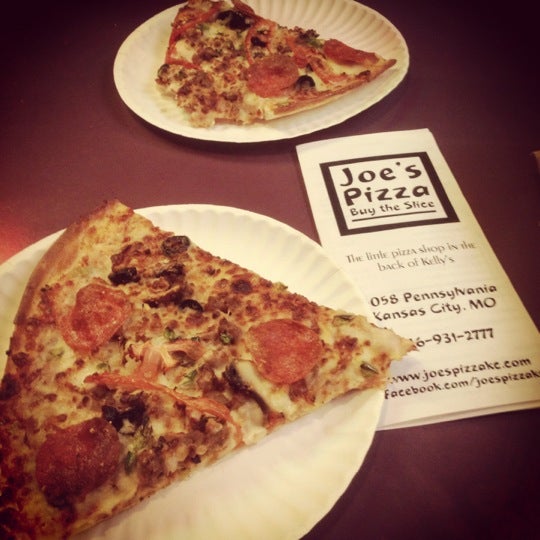 Foto tomada en Joe&#39;s Pizza Buy the Slice  por Racheal J. el 11/26/2012