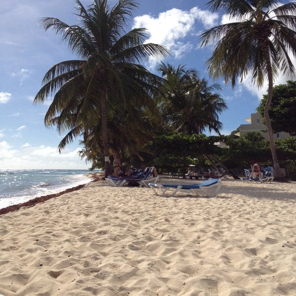 Das Foto wurde bei Coconut Court Beach Hotel von Bárbara S. am 10/22/2014 aufgenommen