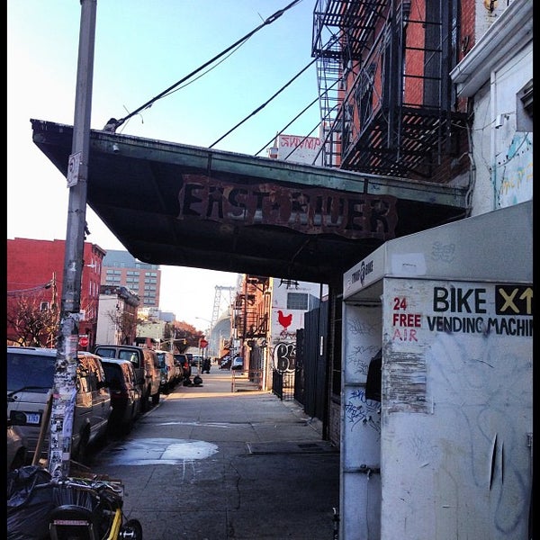 รูปภาพถ่ายที่ East River Bar โดย Andy S. เมื่อ 11/23/2012