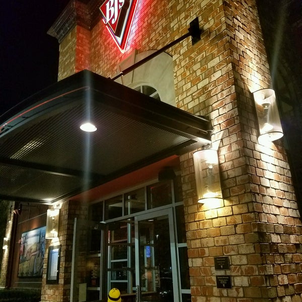 Foto tirada no(a) BJ&#39;s Restaurant &amp; Brewhouse por Nitro G. em 12/3/2016