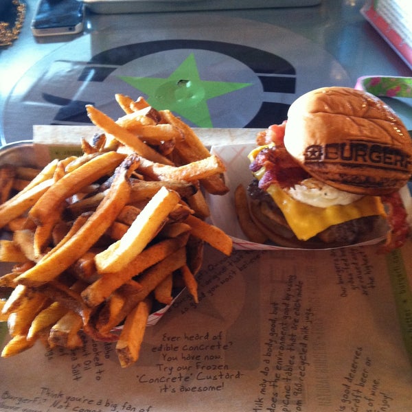 4/23/2013 tarihinde Ashley C.ziyaretçi tarafından BurgerFi'de çekilen fotoğraf