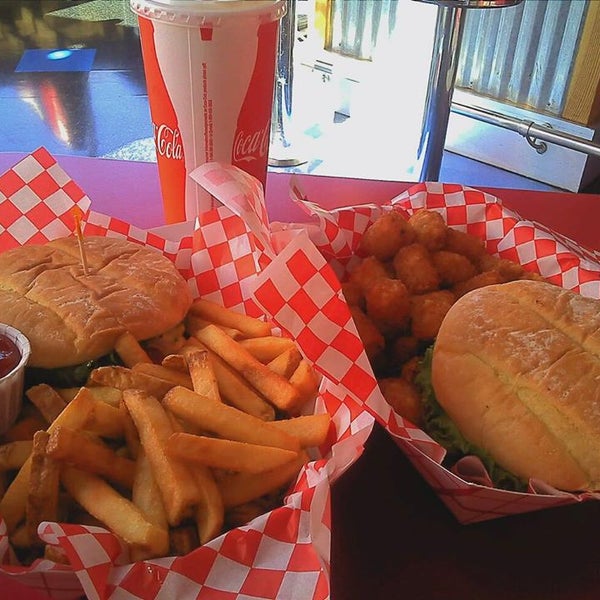 Снимок сделан в Teddy&#39;s Bigger Burgers пользователем Teddy&#39;s Bigger Burgers 11/12/2014