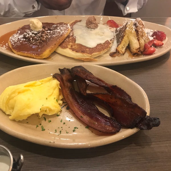 Photo taken at Snooze, an A.M. Eatery by Q R. on 5/11/2018