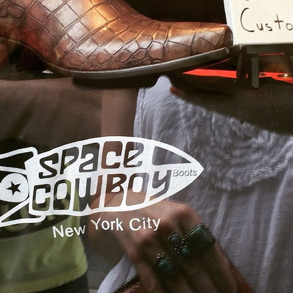 Photo prise au Space Cowboy Boots par Space C. le8/27/2015