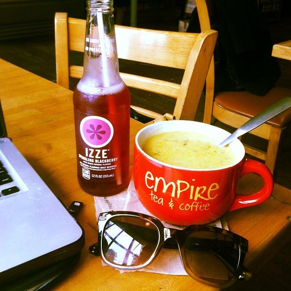 รูปภาพถ่ายที่ Empire Tea &amp; Coffee โดย Allie H. เมื่อ 10/11/2013