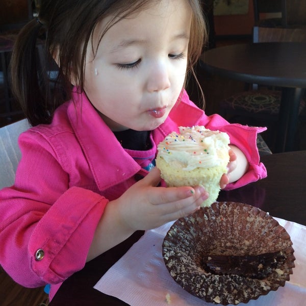 Photo taken at Crème Cupcake + Dessert by Kristine C. on 3/29/2014