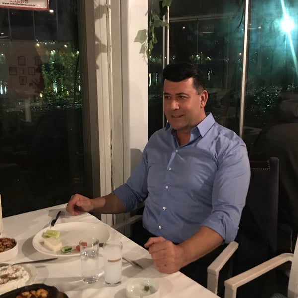 Das Foto wurde bei KoyuMavi Balık Restaurant von bunyamin p. am 12/2/2022 aufgenommen