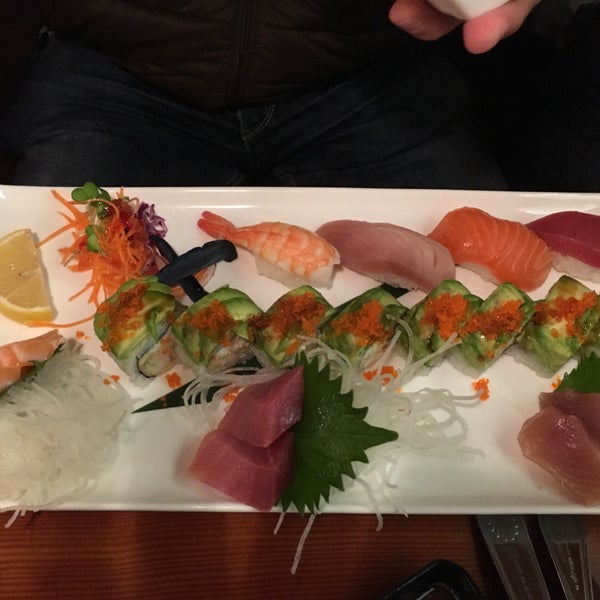 Снимок сделан в Sushi Boat пользователем Tisyang F. 10/25/2015