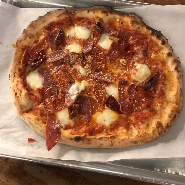 Foto tirada no(a) DeSano Pizza Bakery por Samantha S. em 4/1/2019