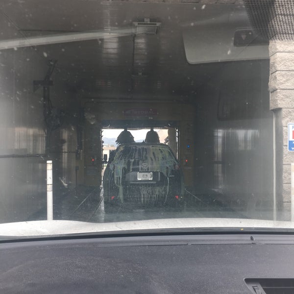 4/7/2018 tarihinde Zach S.ziyaretçi tarafından Happy Cow Car Wash'de çekilen fotoğraf