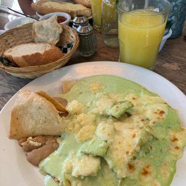 Photo taken at La Cafetería by Humberto R. on 11/4/2019