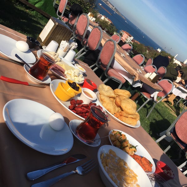 Foto diambil di Taşlıhan Restaurant oleh Sena A. pada 10/28/2018