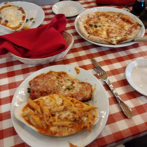 Foto diambil di Frugatti&#39;s Italian Eatery oleh Stephen S. pada 12/15/2023