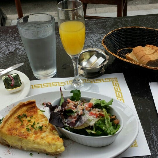 5/23/2015 tarihinde Stephen S.ziyaretçi tarafından Cafe Massilia'de çekilen fotoğraf