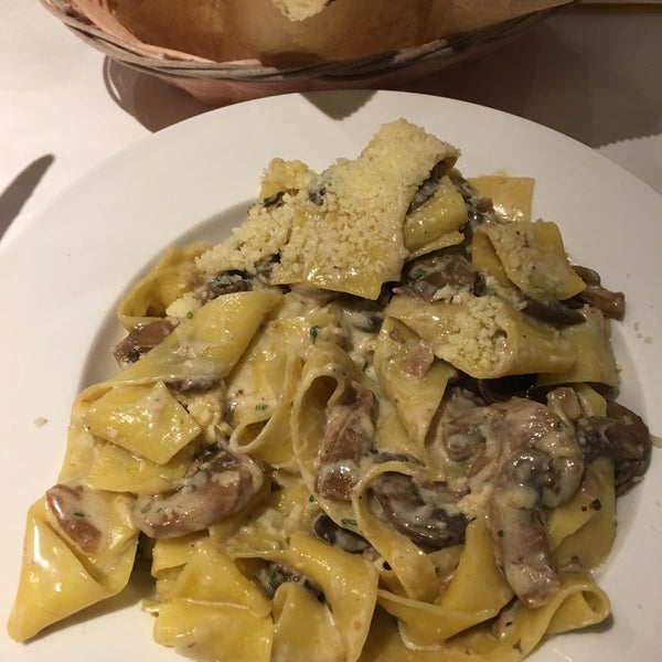 Actually a very nice Italian resto in Evanston 🇮🇹 Bring your parents here! Funghi fettucine is wonderful—just ask for the small size, it will be enough for 1.