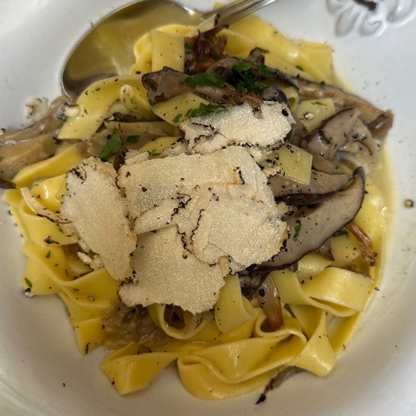 Funghi & truffle pasta is delicious 🍄 Skip the fritto appetizer, it's unremarkable.