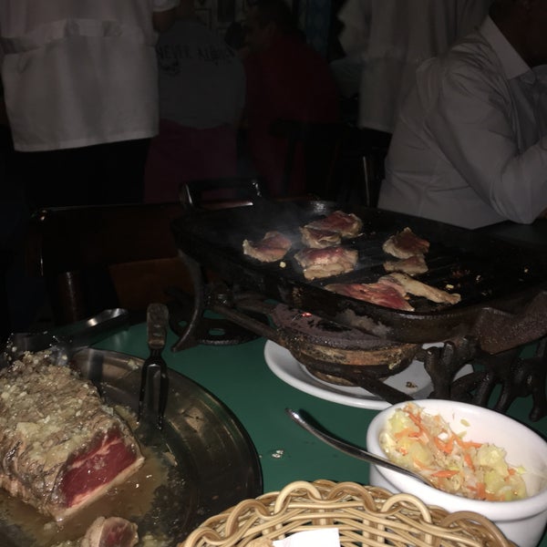 Picanha com alho MARAVILHOSA 🥩 Ótimo para quem gosta de carne mal passada, pois fazendo na mesa você nunca perde o ponto! 😃