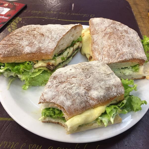 SANDUÍCHES ENORMES 😱 Peça no pão ciabatta que é quase um 3 por 1! Recomendo também o pão de queijo recheado com catupiry 🍞🧀