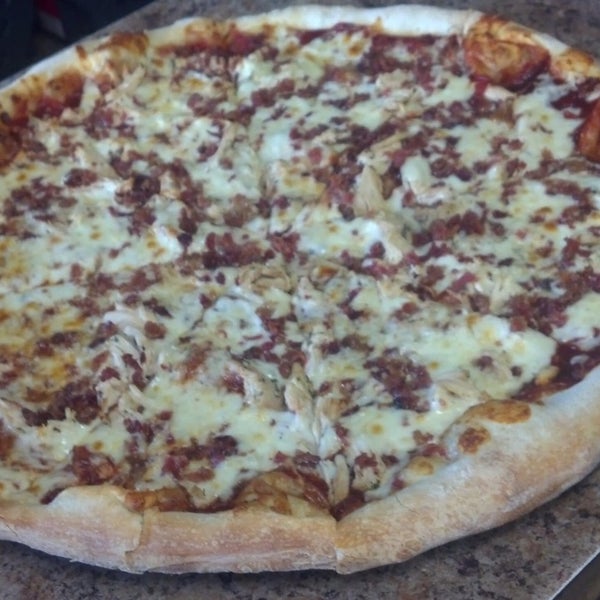 Foto scattata a The Original Milano&#39;s Pizza (Oakland) da The Original Milano&#39;s Pizza (Oakland) il 11/13/2014