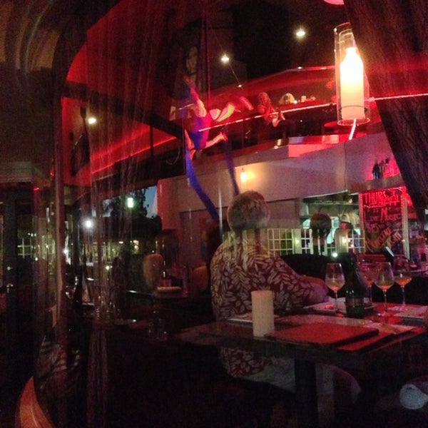 รูปภาพถ่ายที่ Sababa Restaurant and Lounge โดย Lizzette เมื่อ 6/29/2013