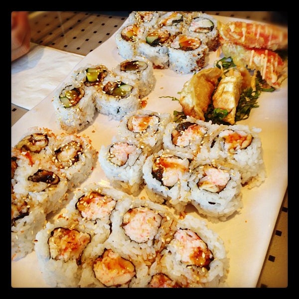 รูปภาพถ่ายที่ Sushi 88 &amp; Ramen โดย Yuhao D. เมื่อ 11/6/2012