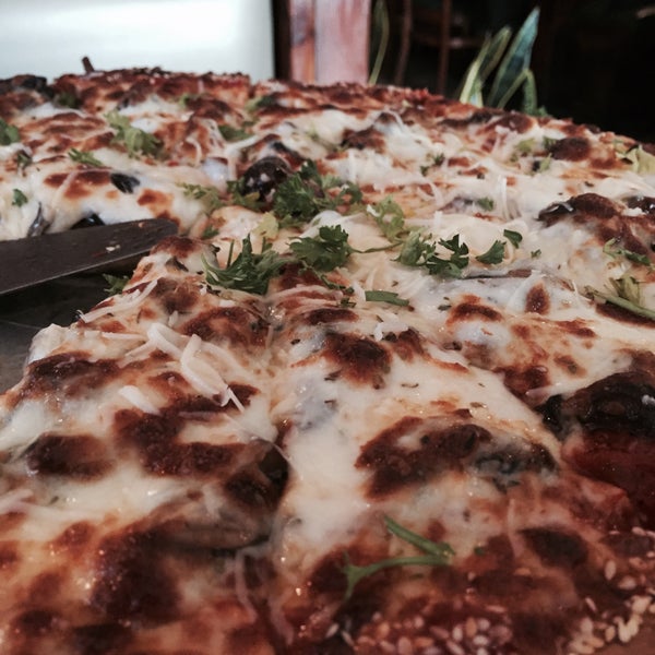 Foto diambil di The Pizza Place &amp; Garden Cafe oleh Cynthia O. pada 2/5/2015
