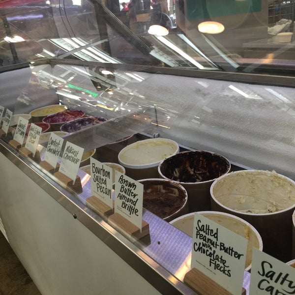 12/6/2015 tarihinde Abby L.ziyaretçi tarafından Jeni&#39;s Splendid Ice Creams'de çekilen fotoğraf