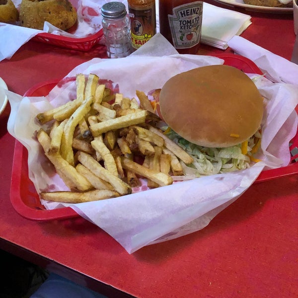 10/14/2019 tarihinde Rob B.ziyaretçi tarafından Hut&#39;s Hamburgers'de çekilen fotoğraf